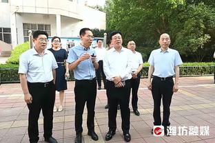 伍德晒与母亲合照：我曾许诺30岁前给妈妈买套她梦寐以求的房子